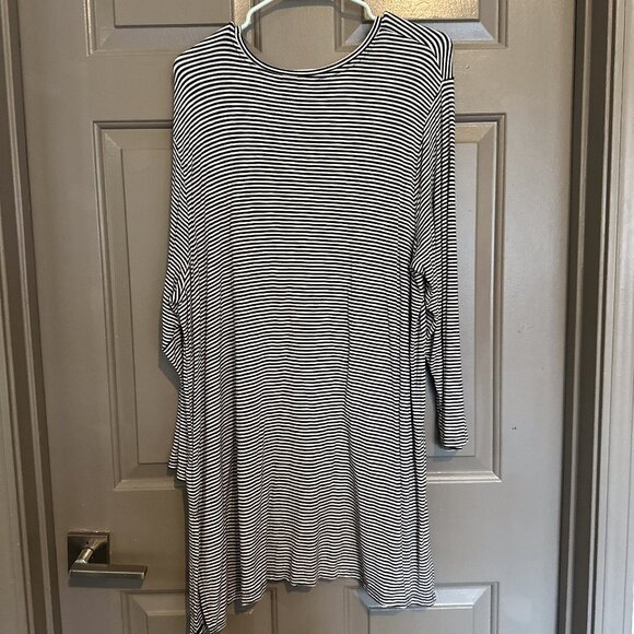 XXL Old Navy Black and White Striped Tunic - Picture 4 of 4